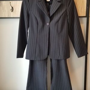 Women's pant suit